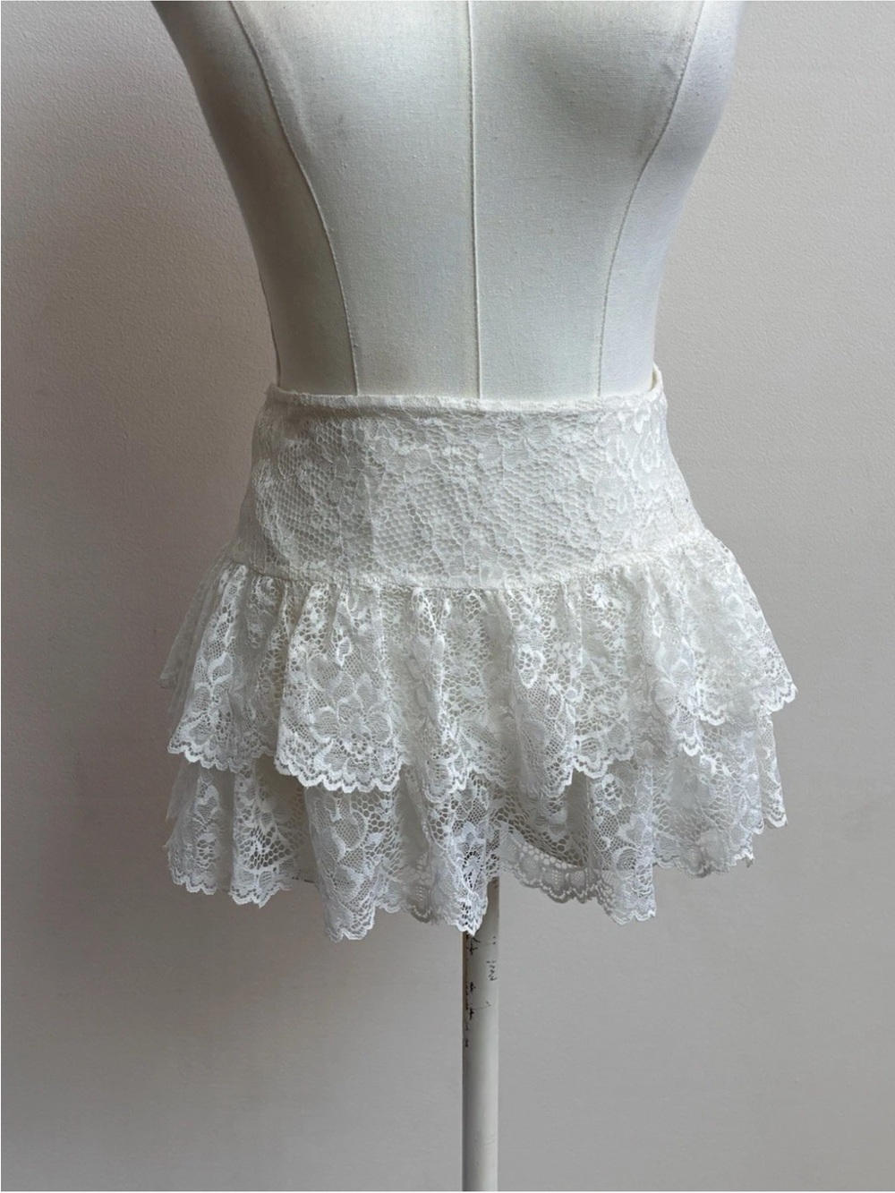 Edikted White Lace Tiered Ruffle Mini Skirt Small Coquette